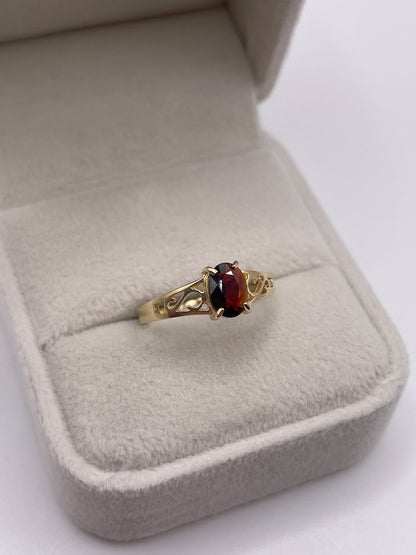 9ct gold garnet ring