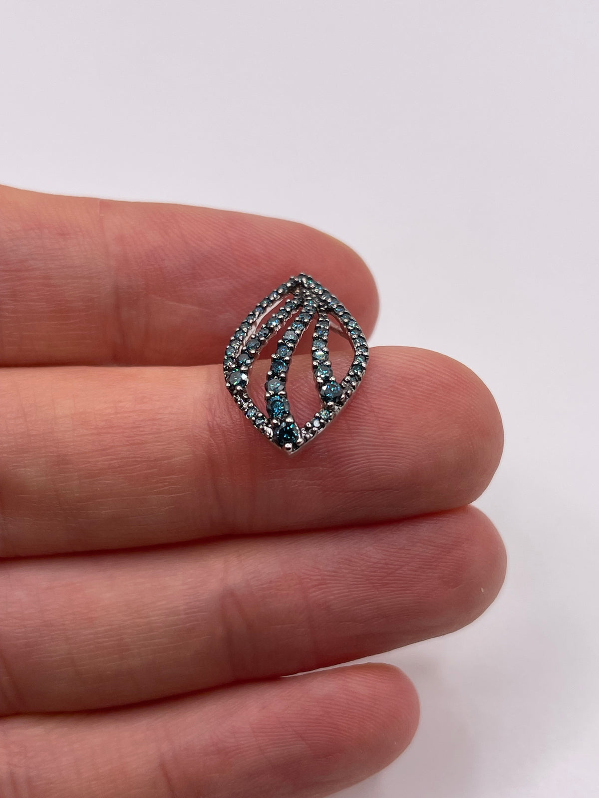 9ct white gold blue diamond cluster pendant
