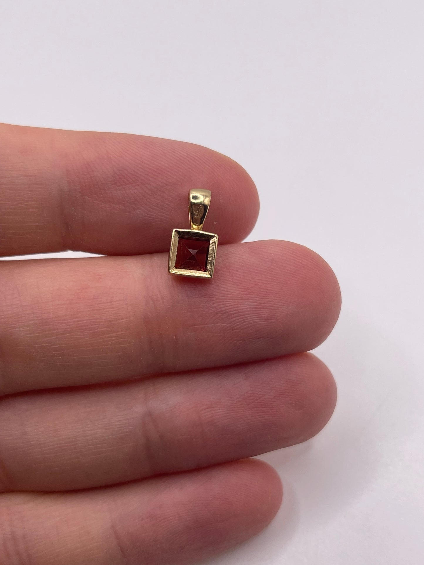 9ct gold garnet pendant
