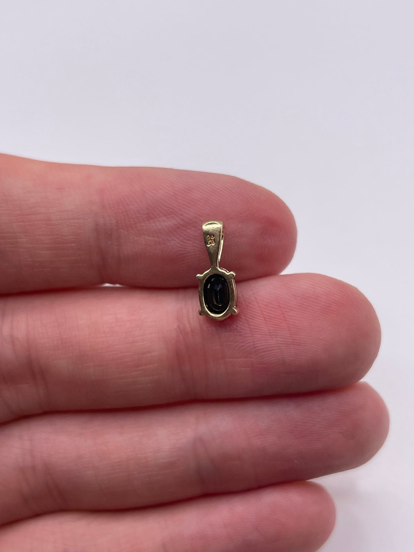 9ct gold sapphire pendant