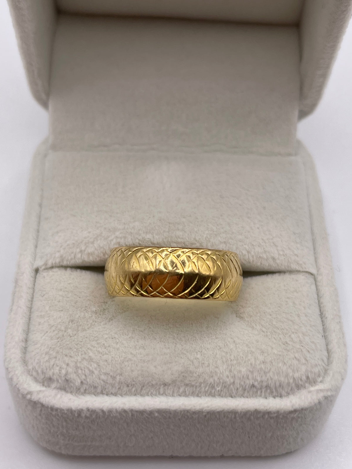 18ct gold patterned band