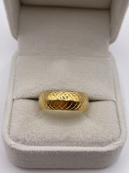 18ct gold patterned band