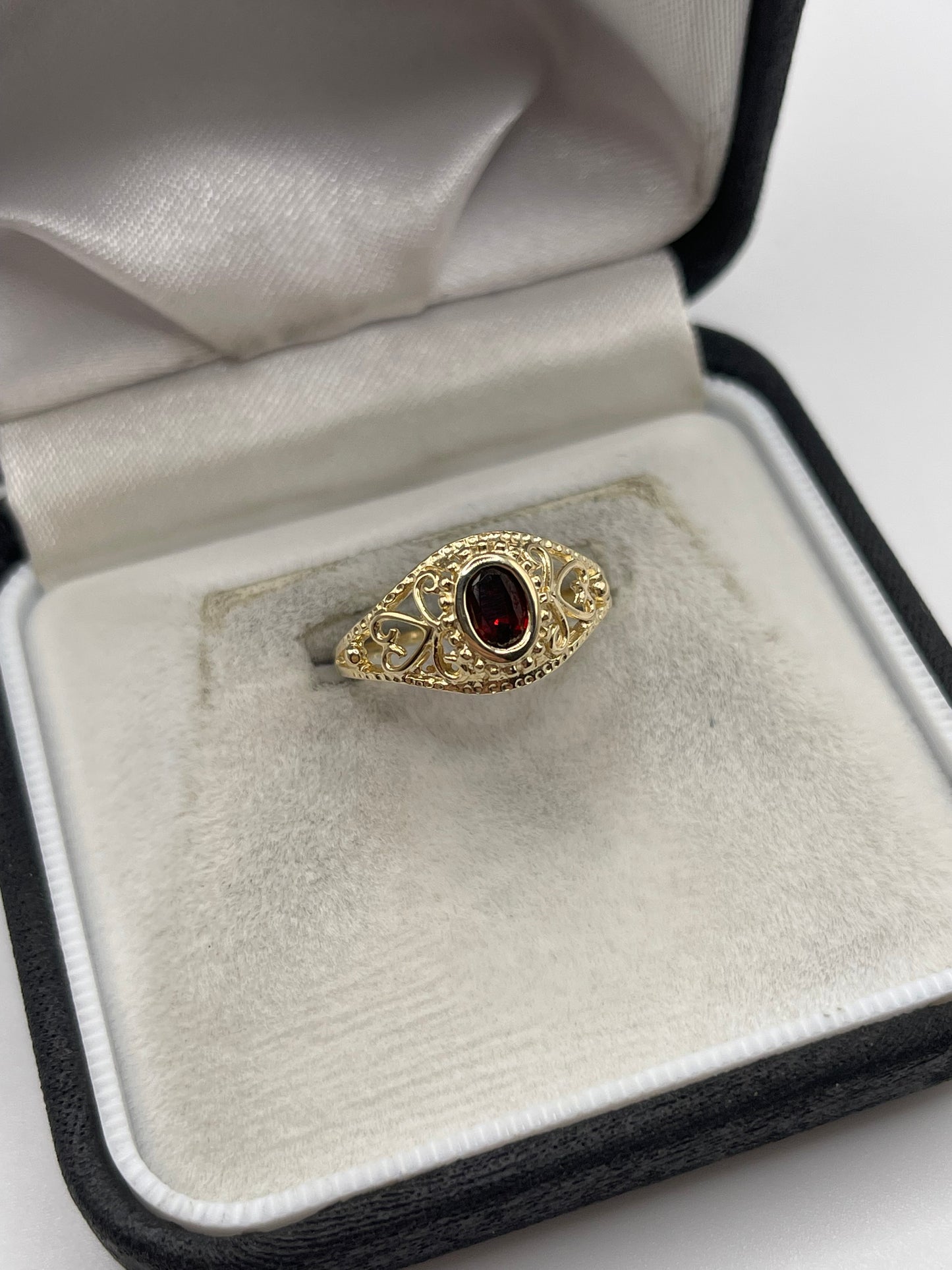 9ct gold garnet ring
