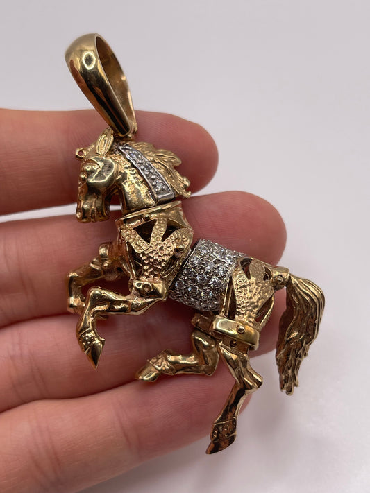 Heavy 9ct gold articulated horse pendant