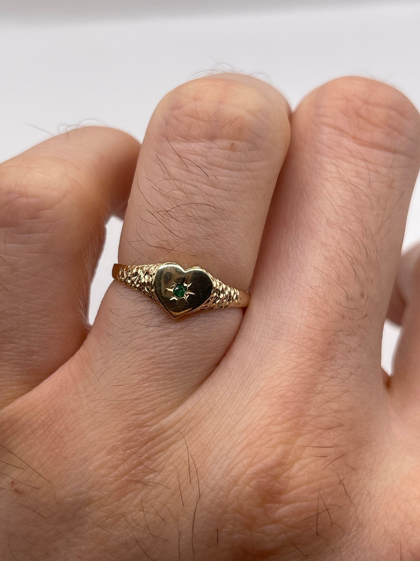 9ct gold emerald heart ring