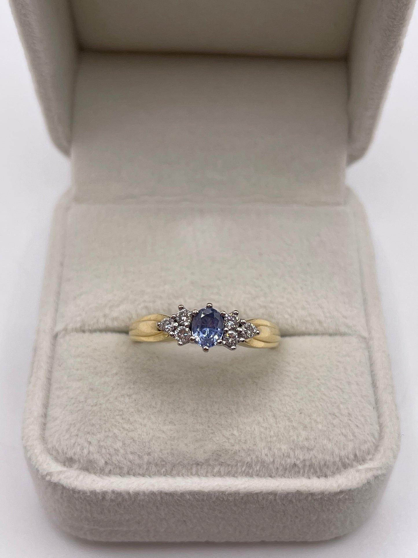 18ct gold sapphire and diamond ring