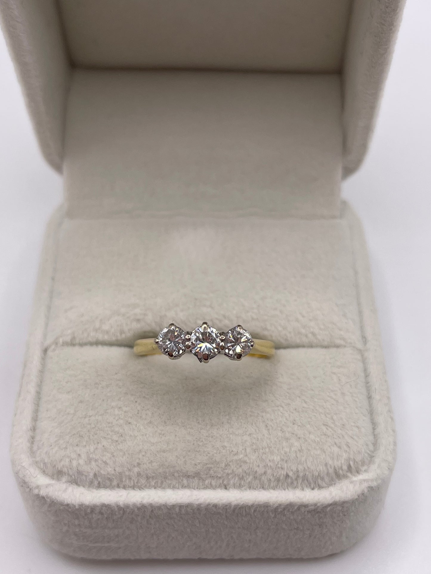 18ct gold 75 point diamond ring