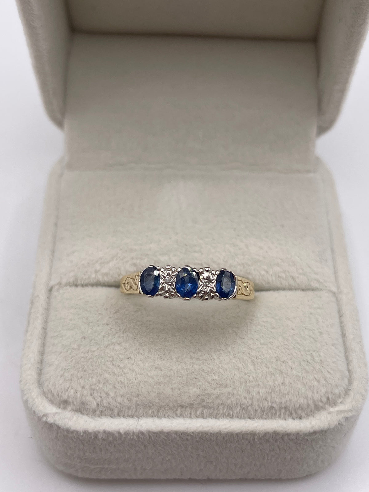 9ct gold sapphire and diamond ring