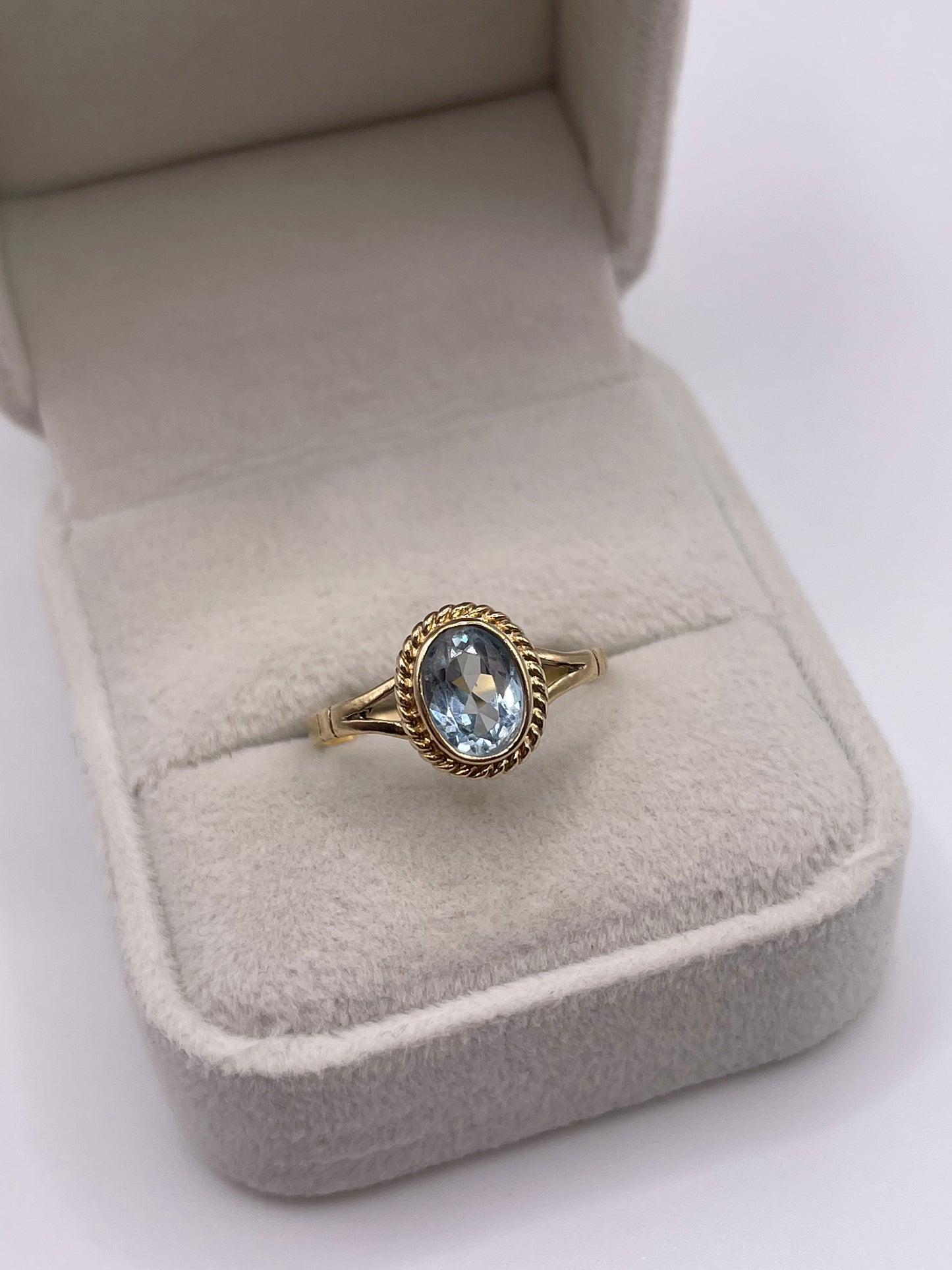 9ct gold blue topaz ring
