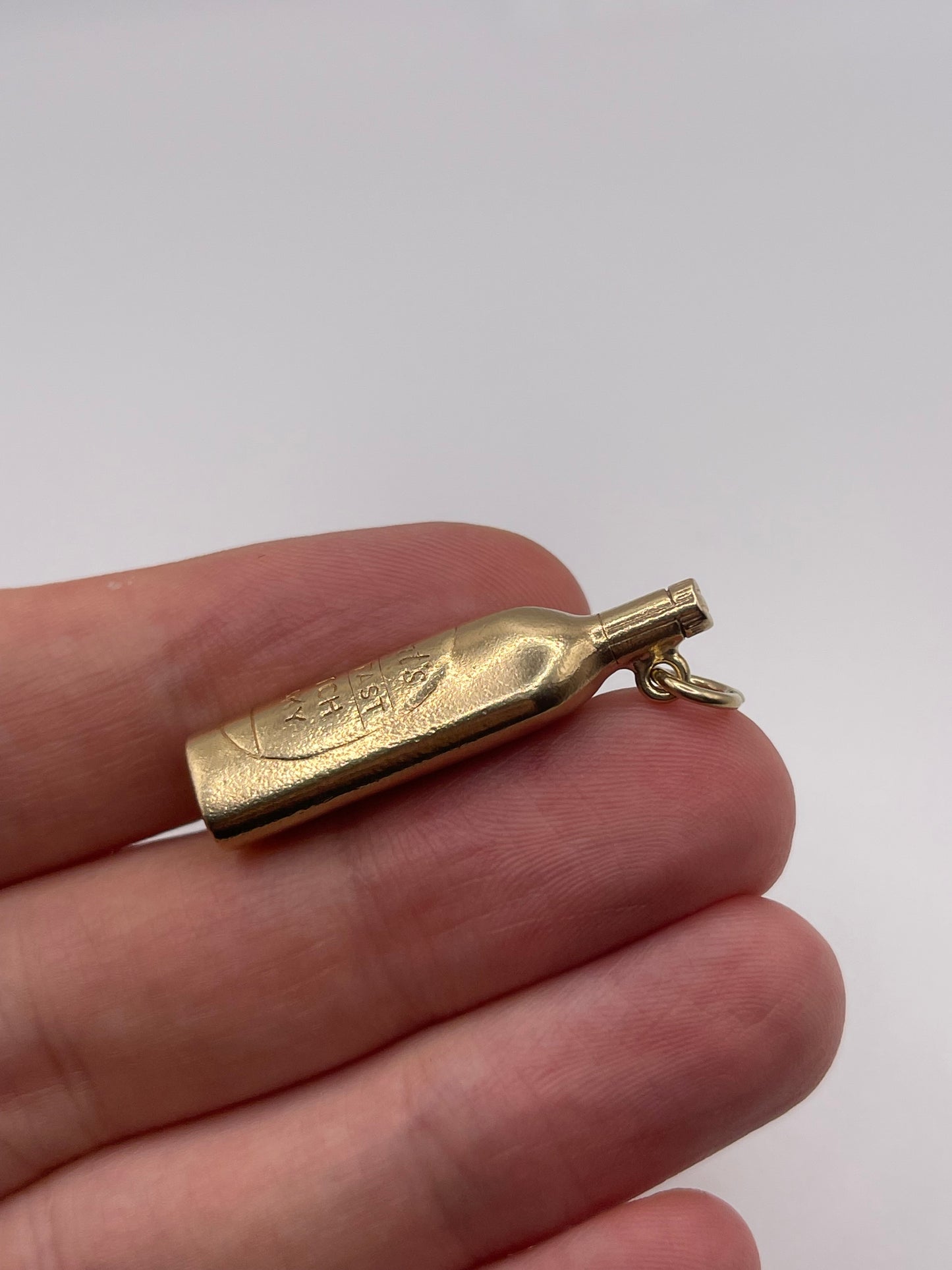 9ct gold grant whisky bottle charm