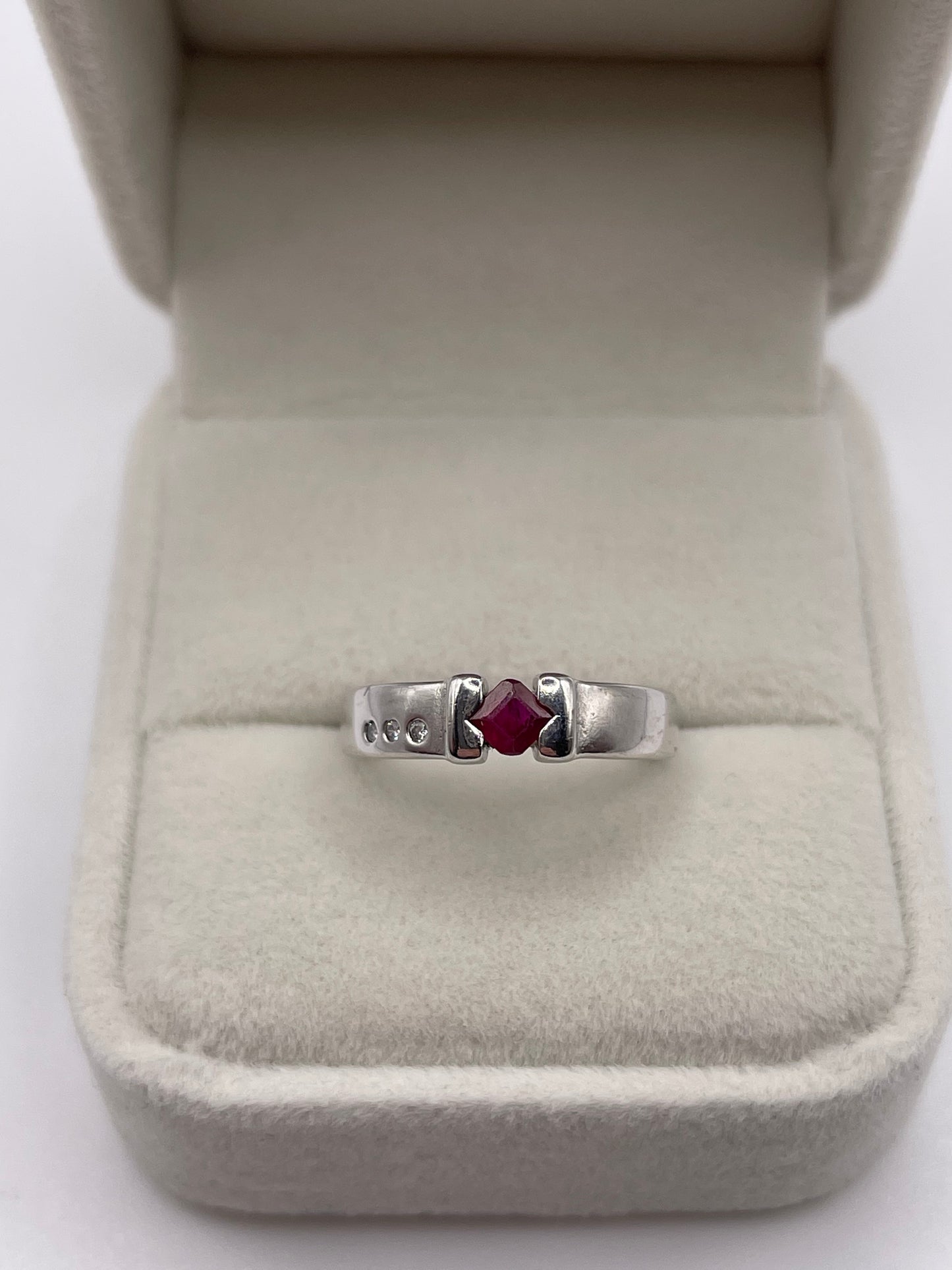 9ct white gold ruby and diamond ring