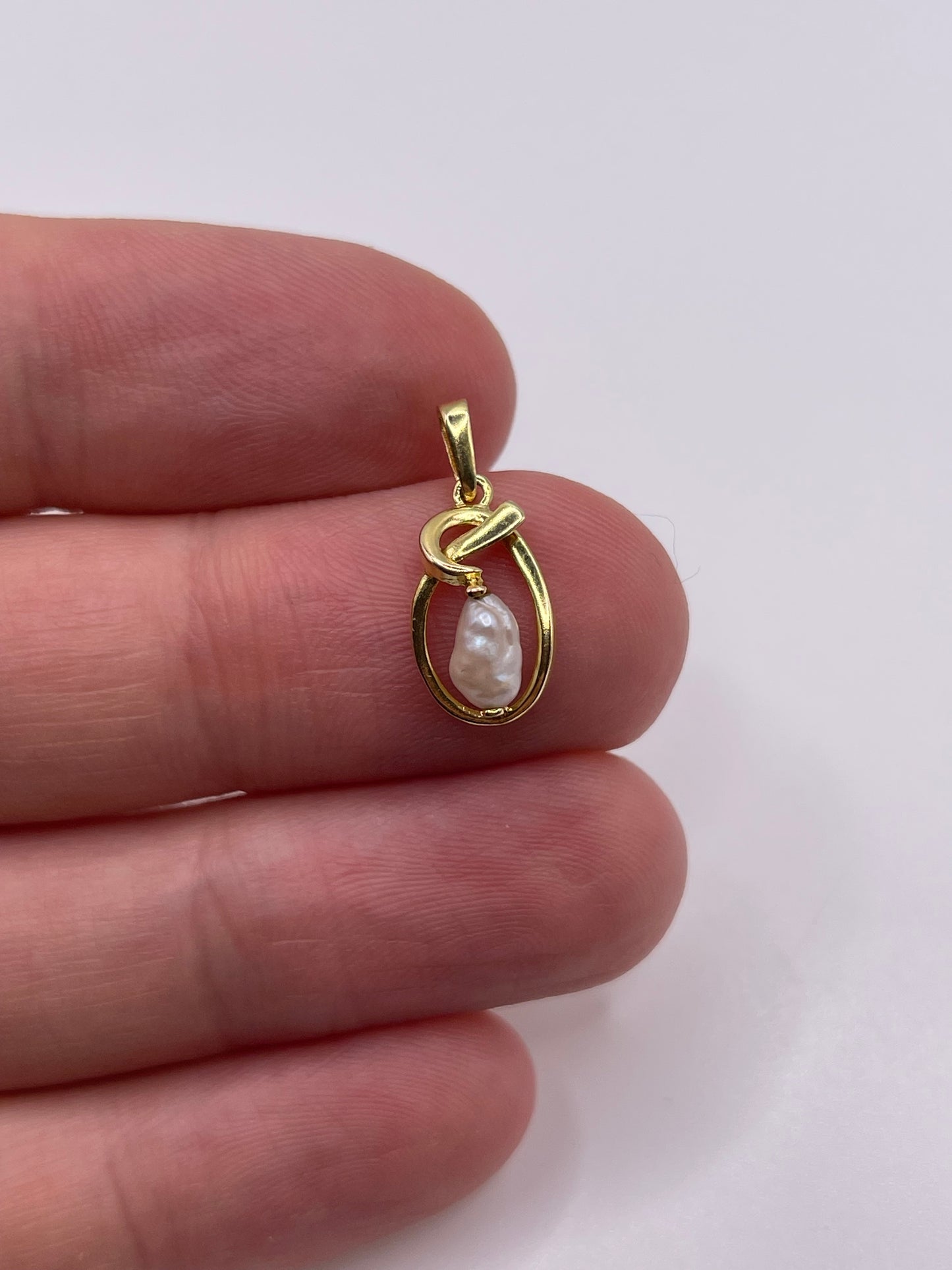 9ct gold pearl pendant