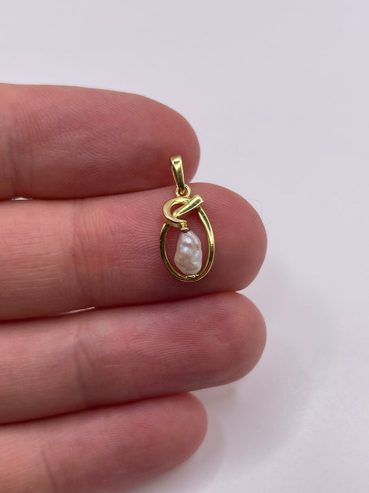 9ct gold pearl pendant