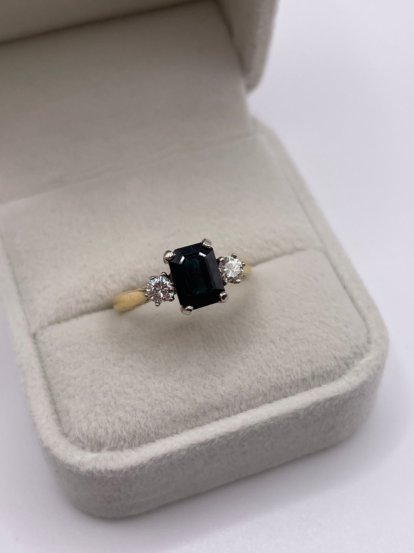 18ct gold sapphire and diamond ring