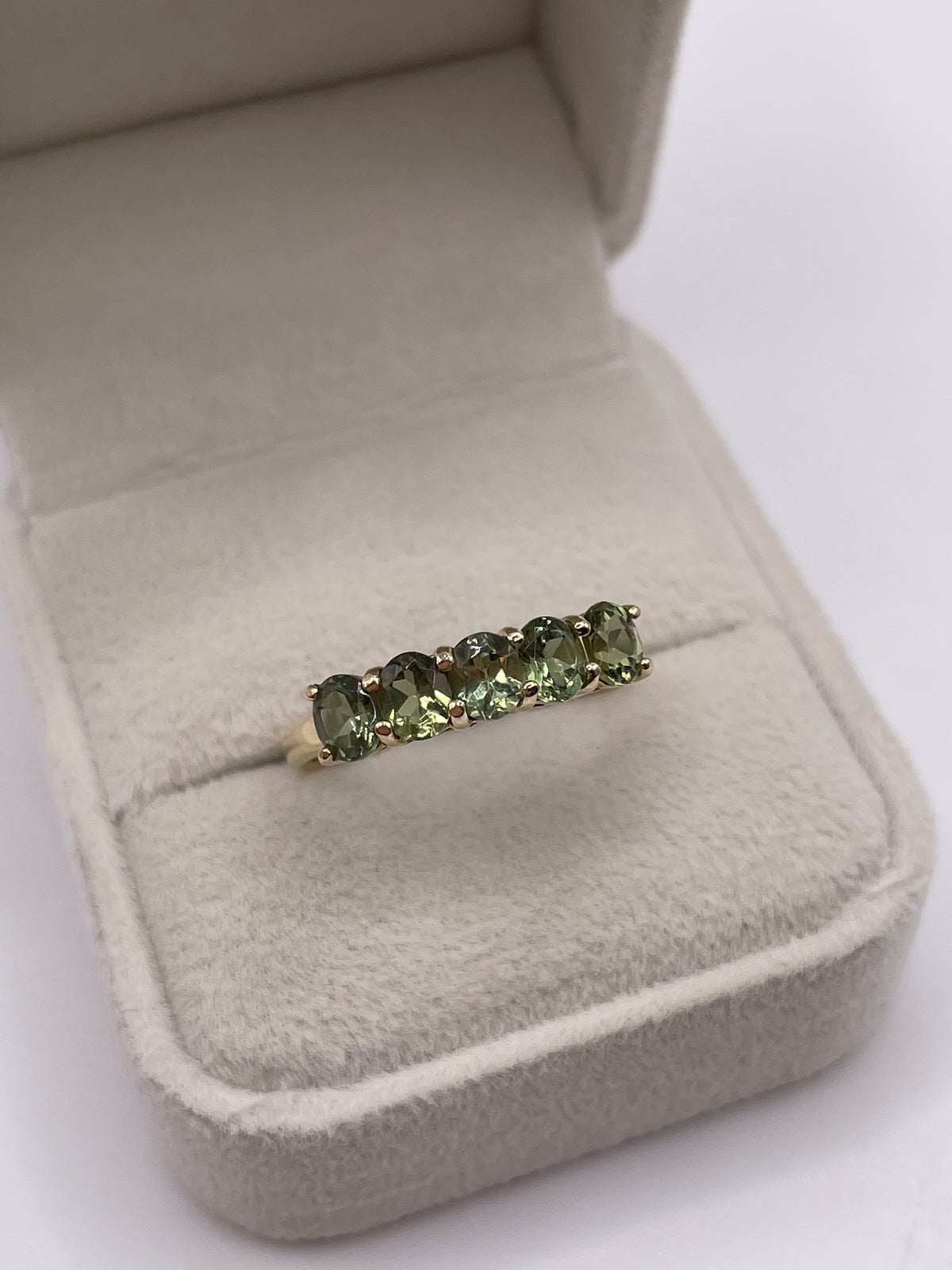 9ct gold green sapphire ring