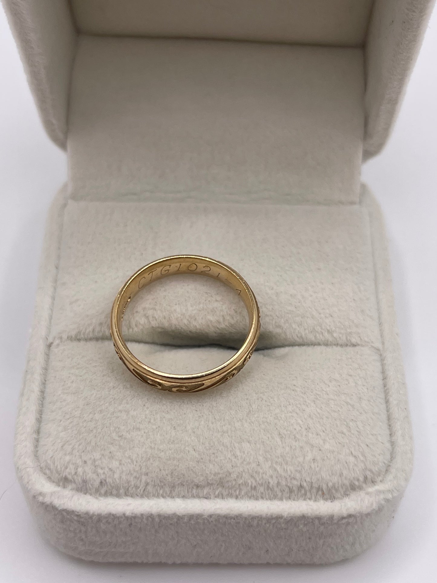 9ct gold patterned band
