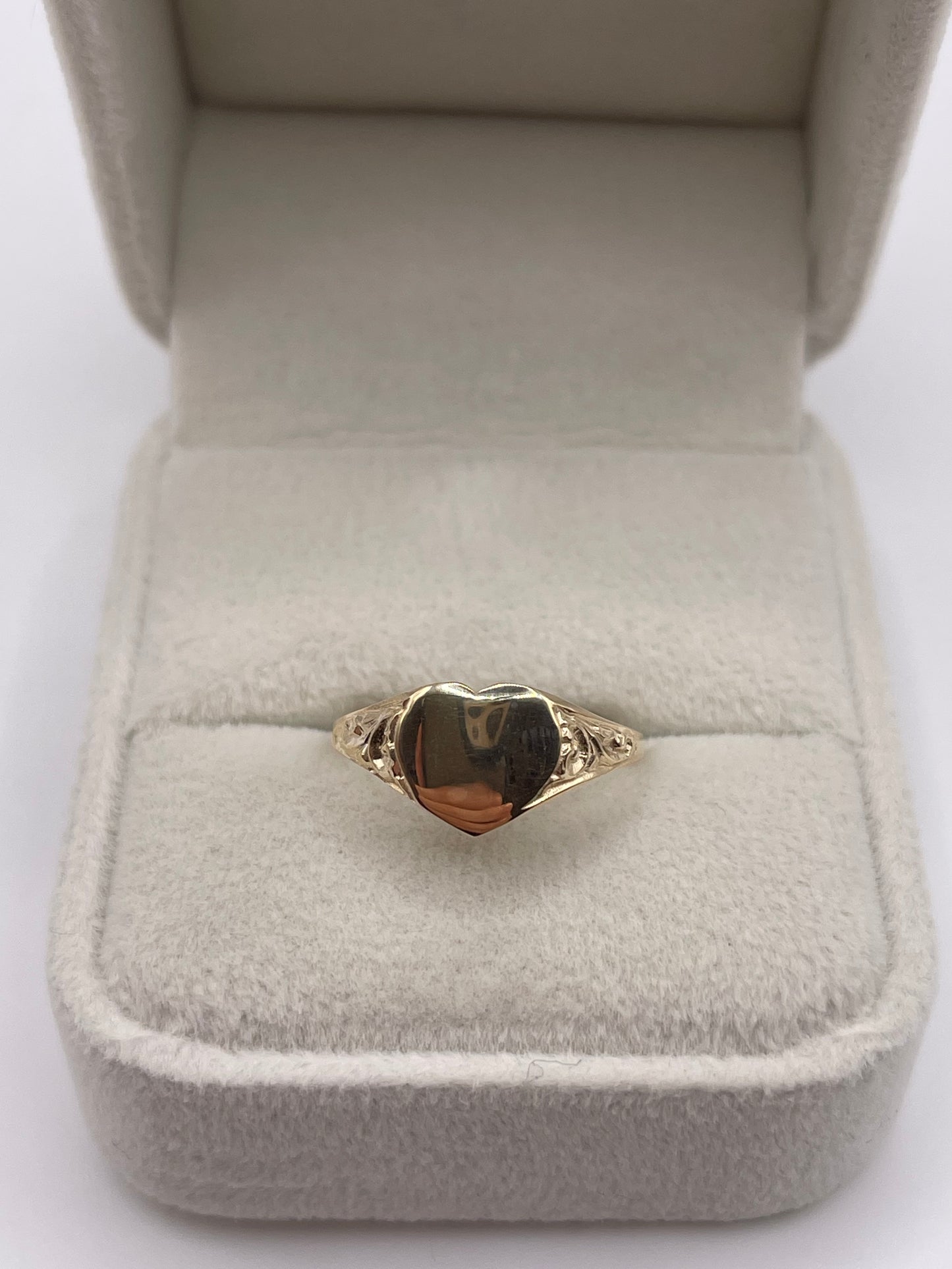 9ct gold heart signet ring