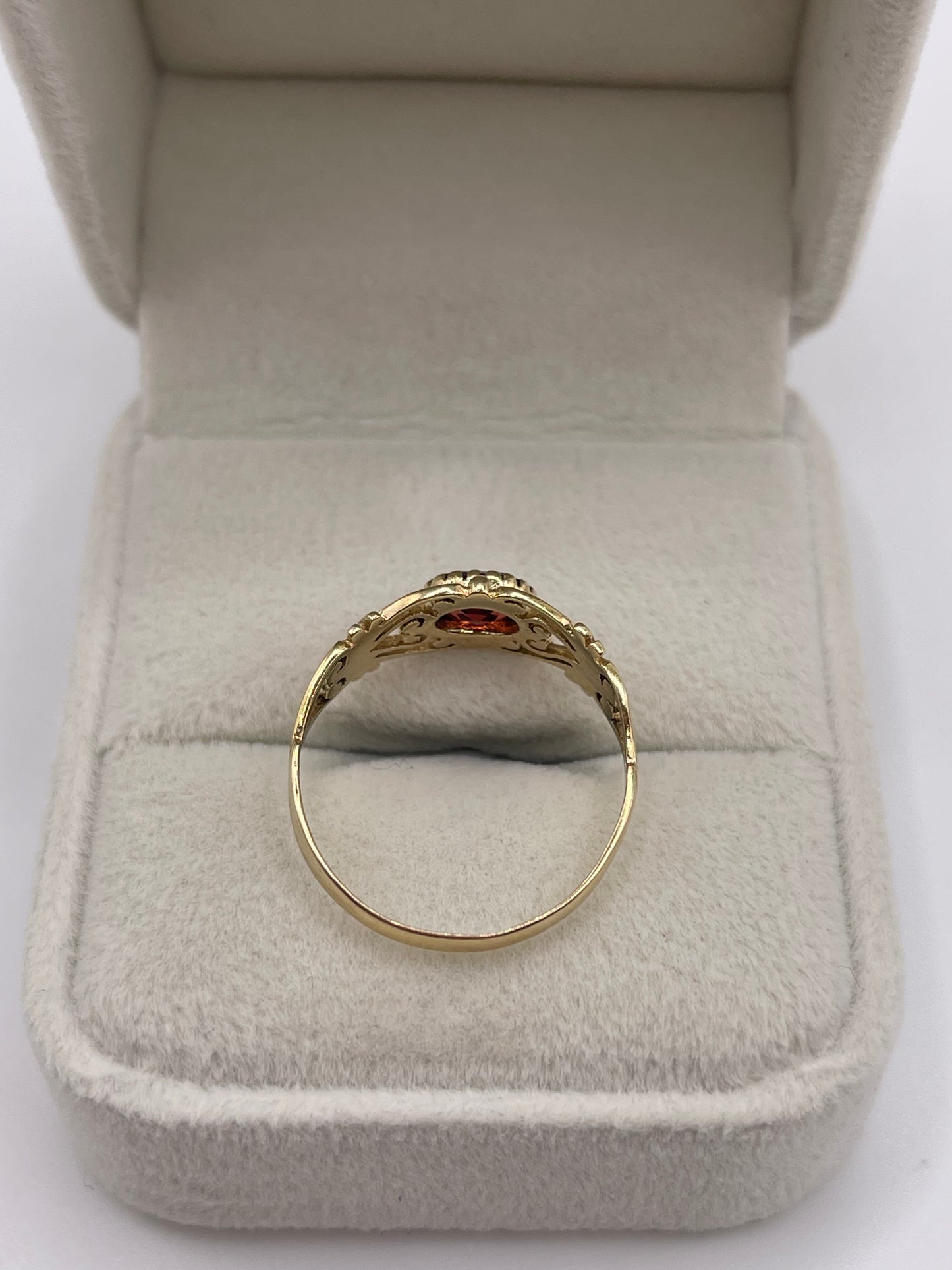 9ct gold garnet ring