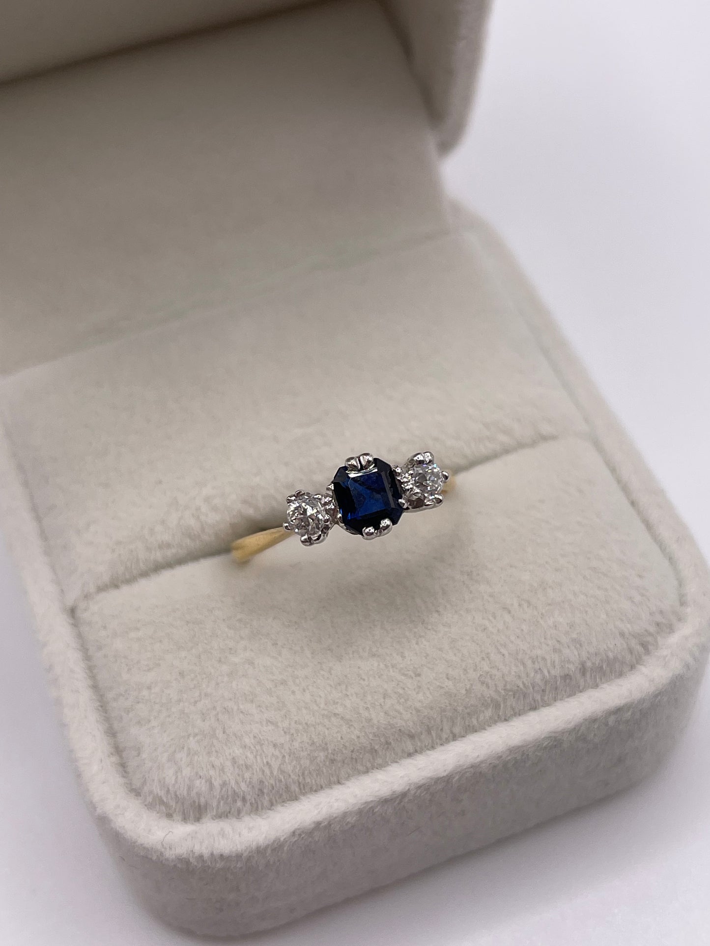 18ct gold sapphire and diamond ring