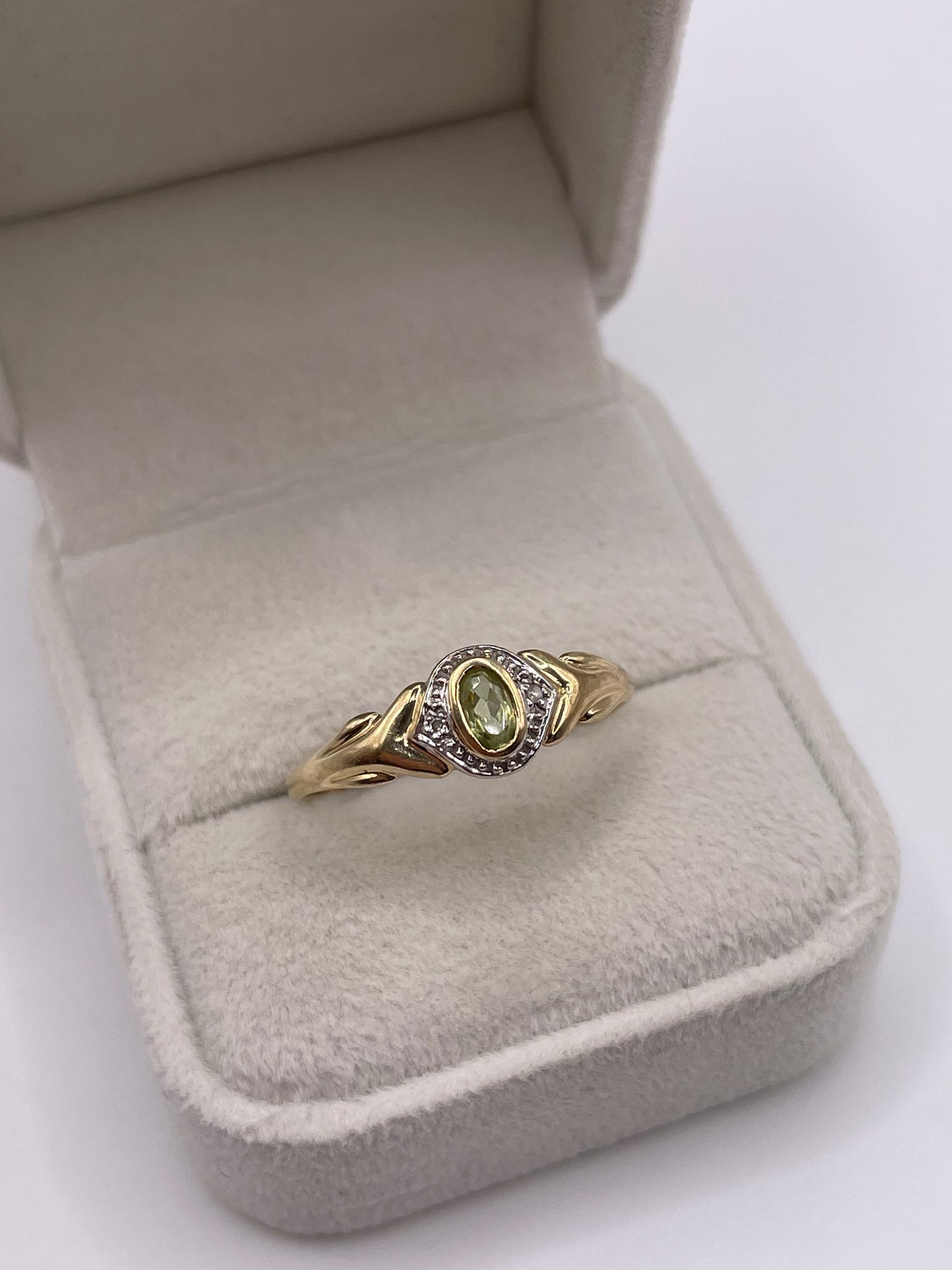 9ct gold peridot and diamond ring