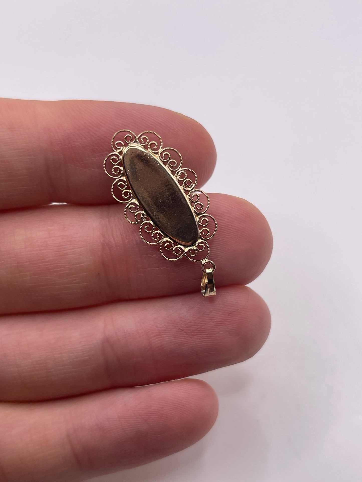 9ct gold agate pendant