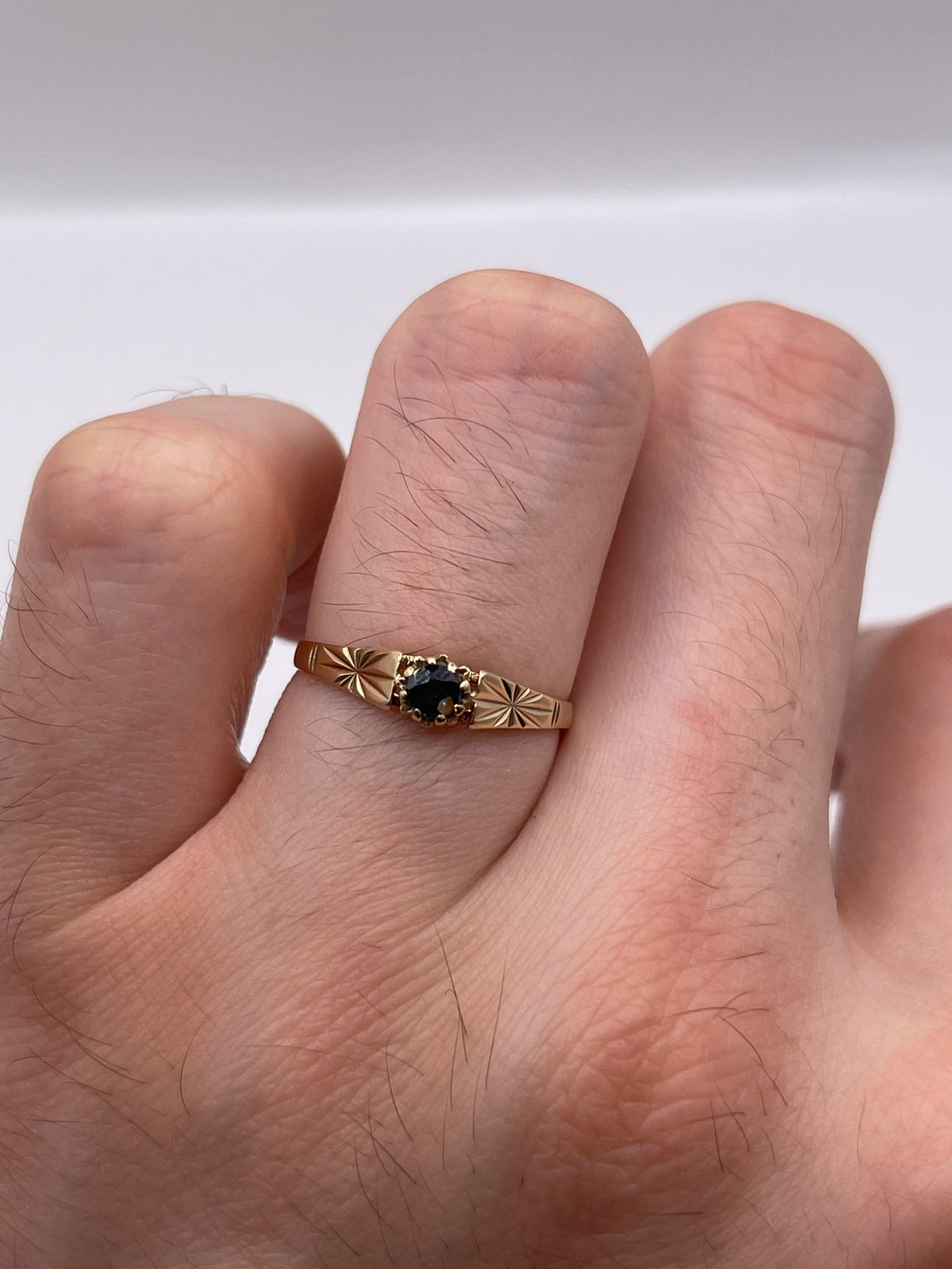 9ct gold sapphire ring