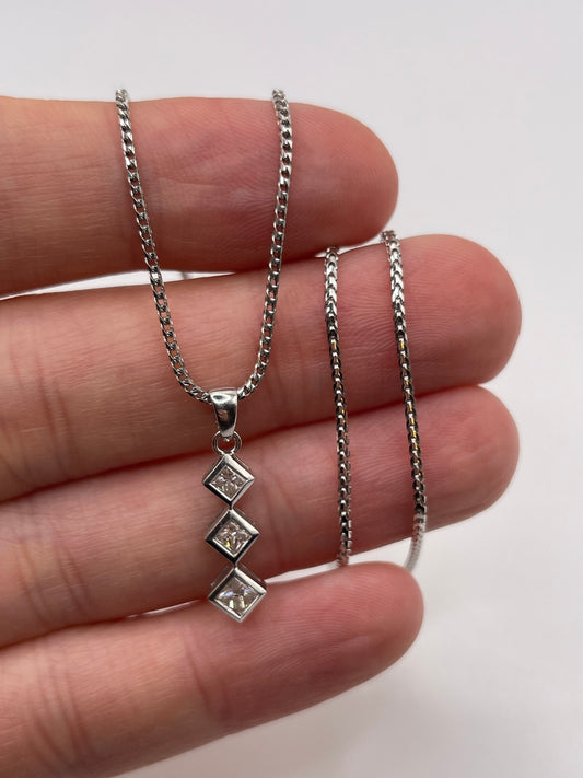 18ct white gold 33 point diamond necklace
