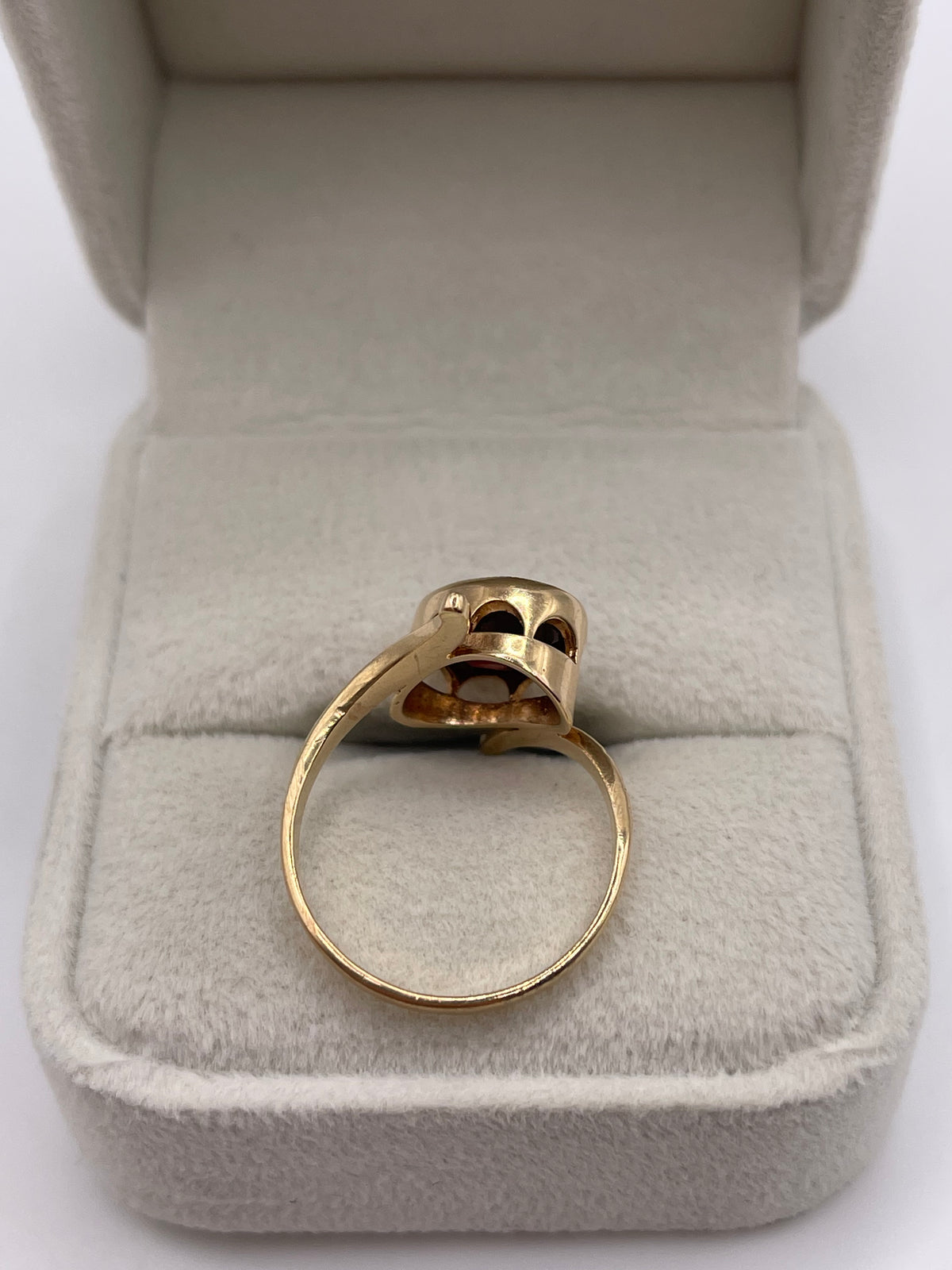 9ct gold garnet ring