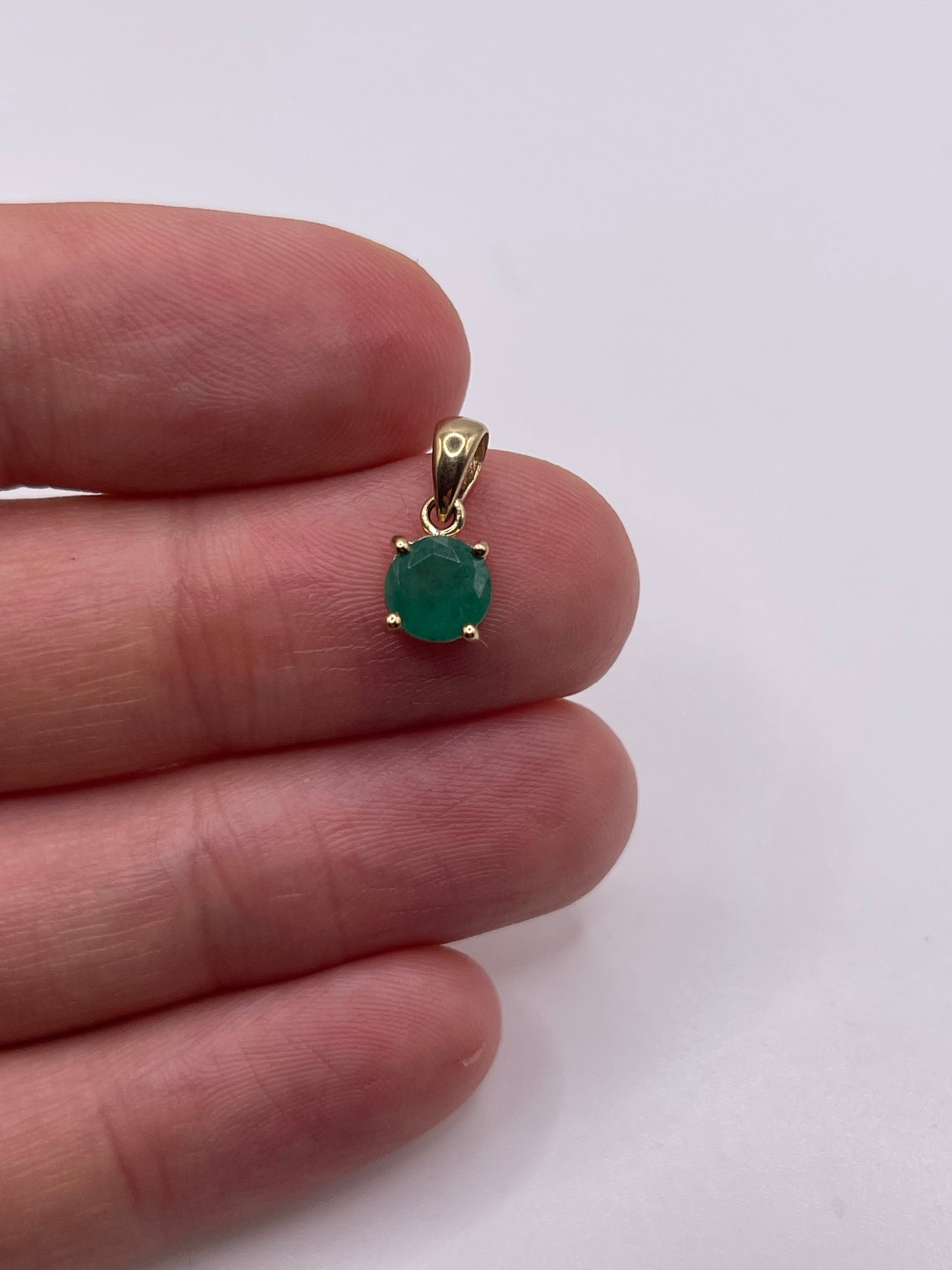 9ct gold emerald pendant