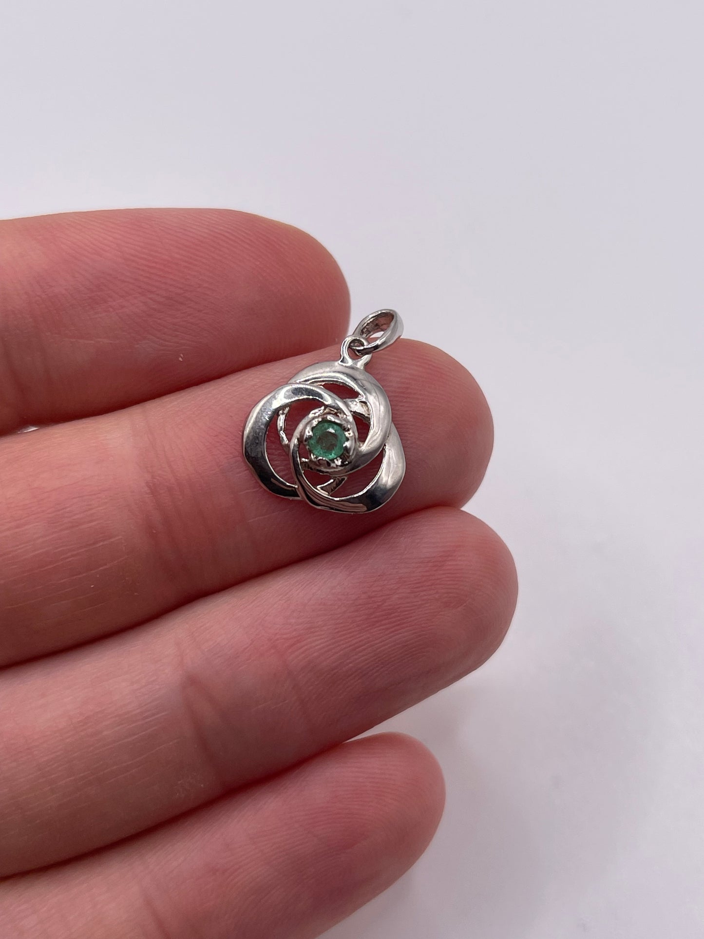 9ct white gold emerald pendant