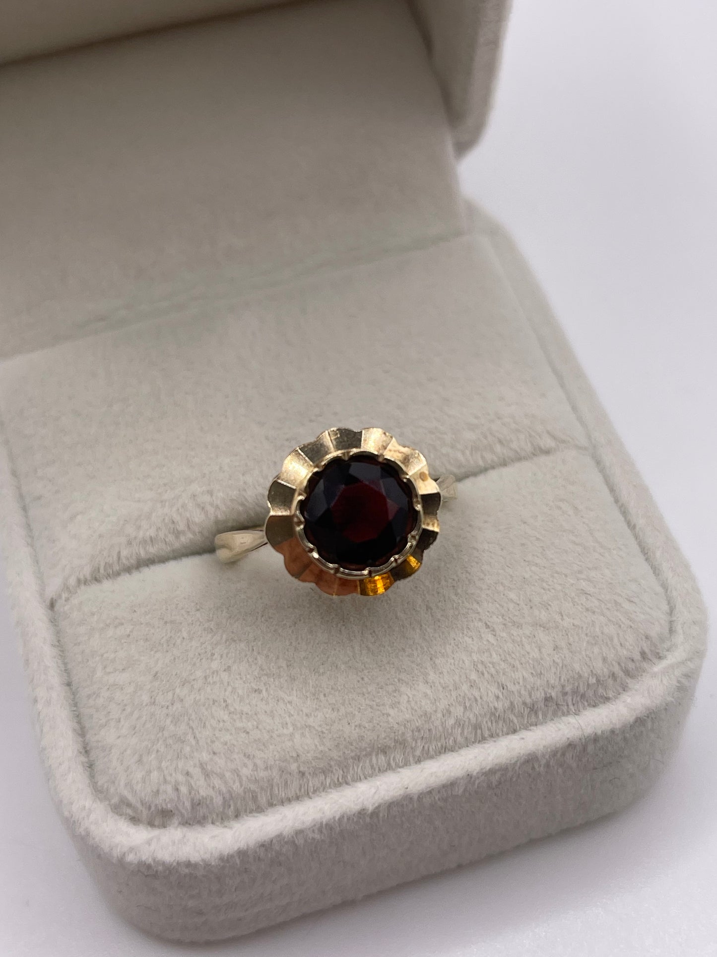 9ct gold garnet ring