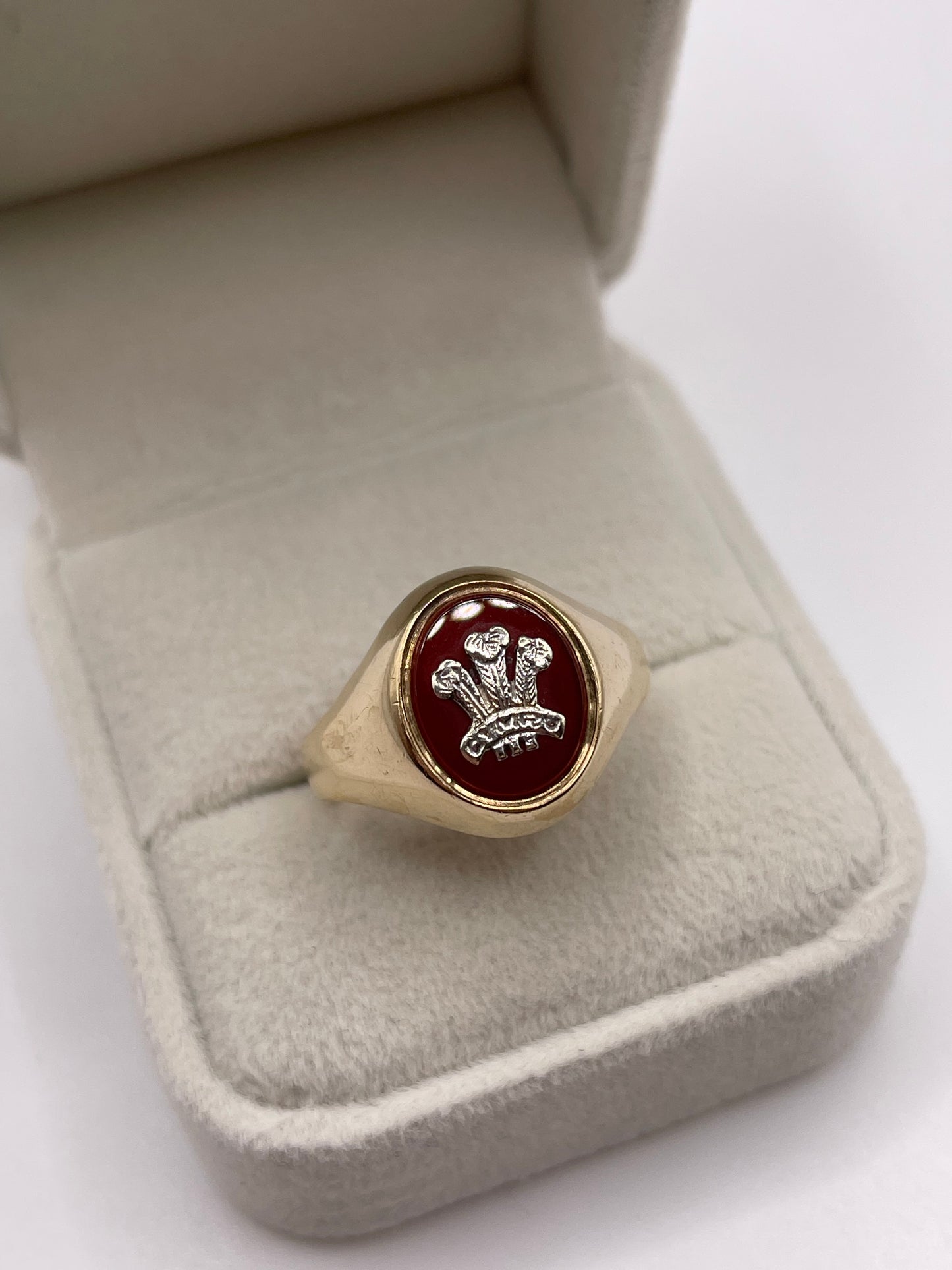 9ct gold carnelian crest ring