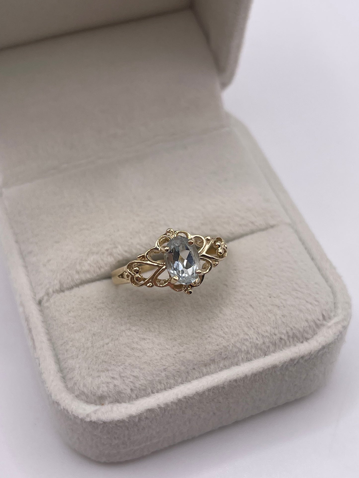 9ct gold aquamarine ring