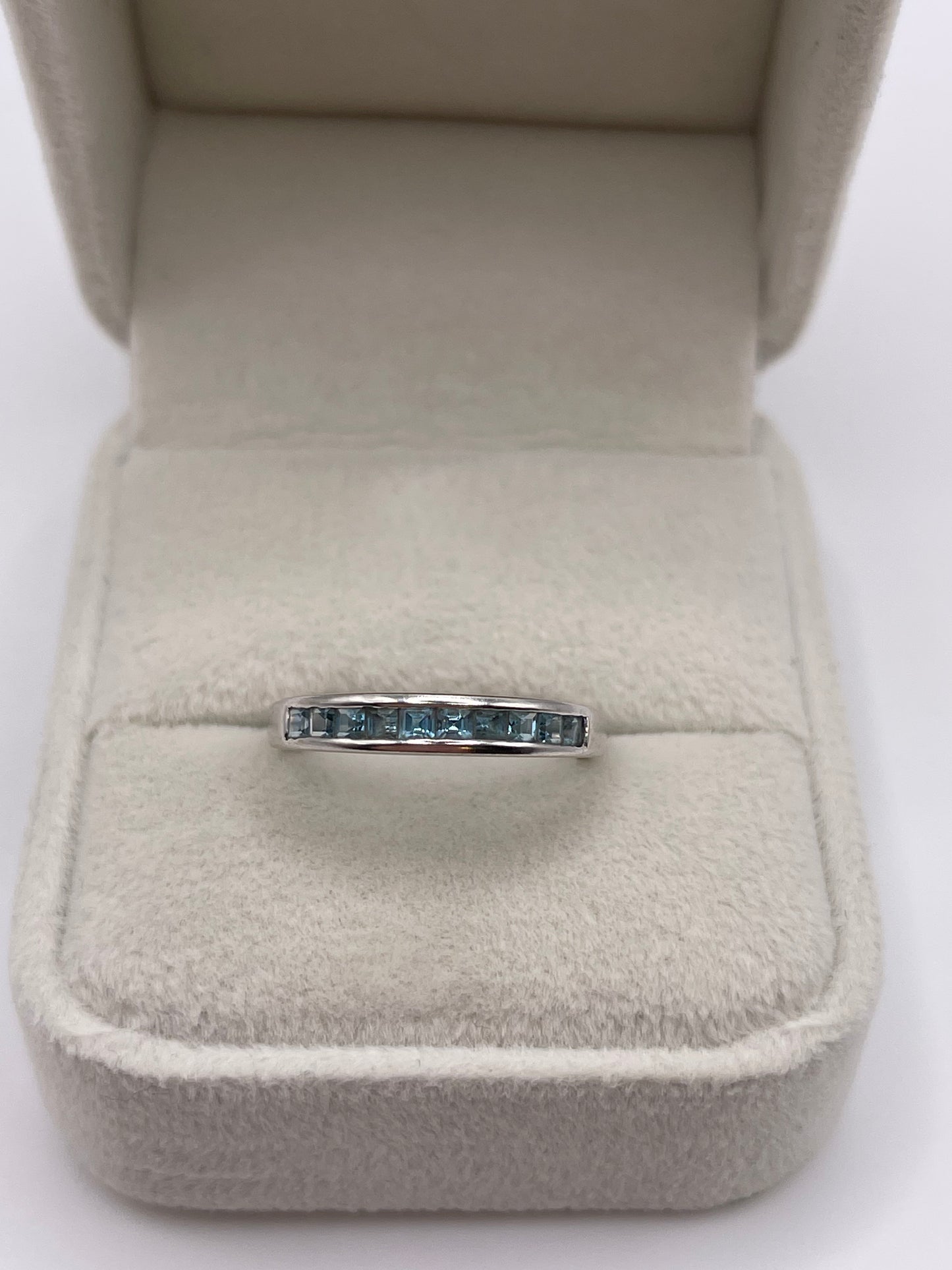 9ct white gold blue topaz ring