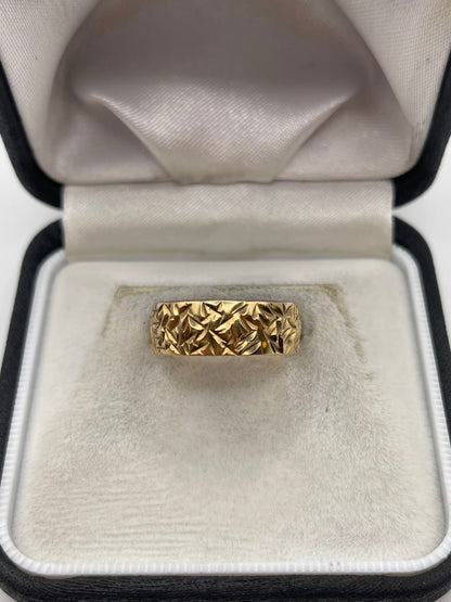 9ct gold engraved band