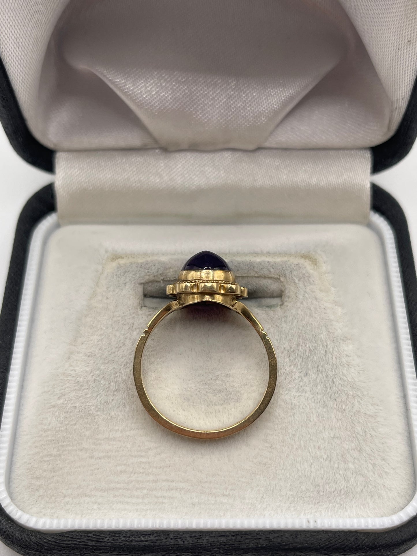 9ct gold cabochon amethyst ring
