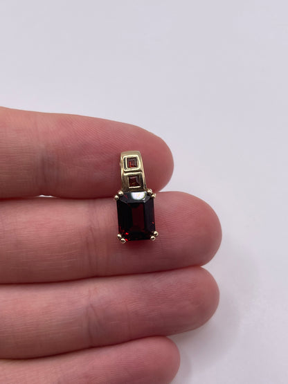 9ct gold garnet pendant
