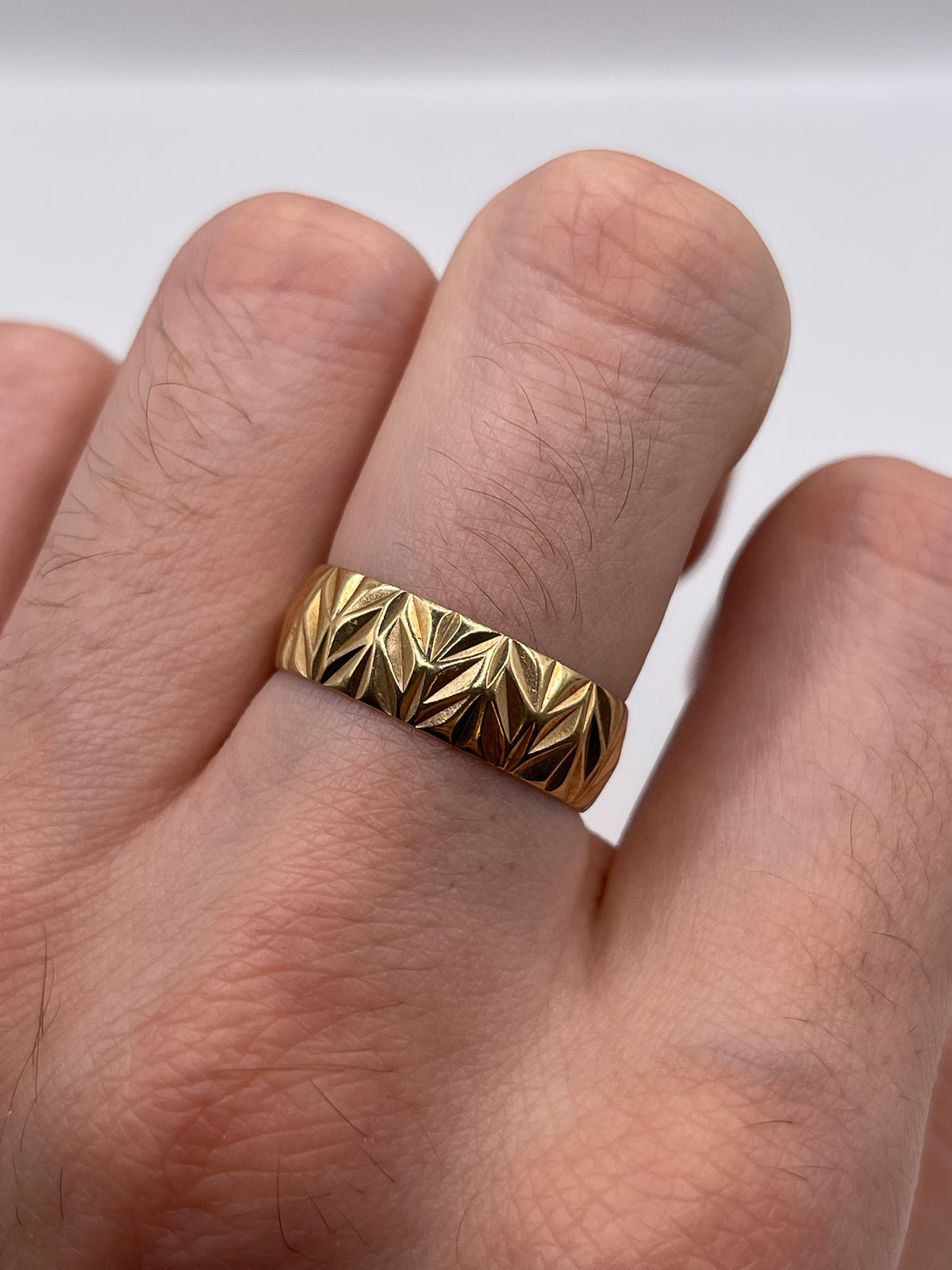 9ct gold patterned band