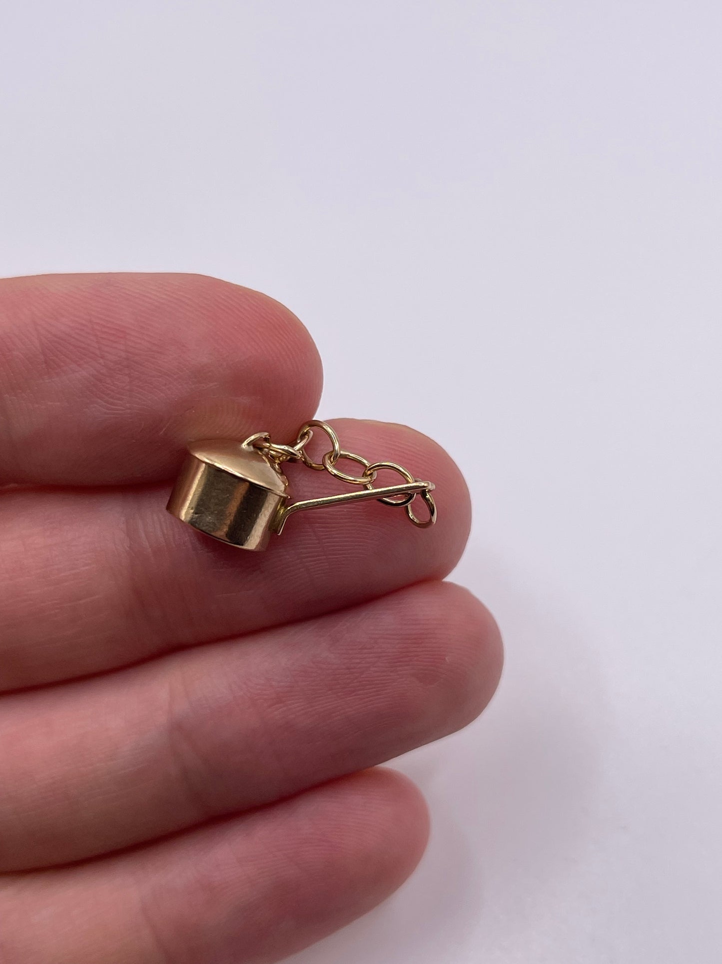 9ct gold bedpan charm
