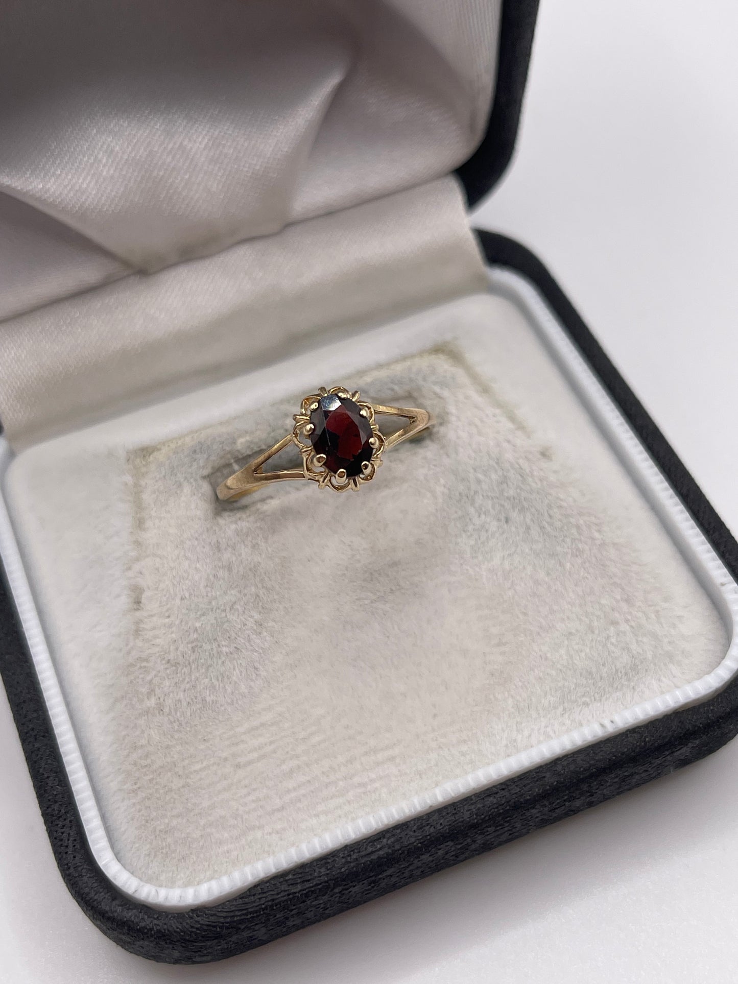 9ct gold garnet ring