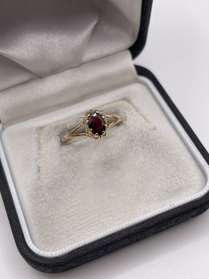 9ct gold garnet ring