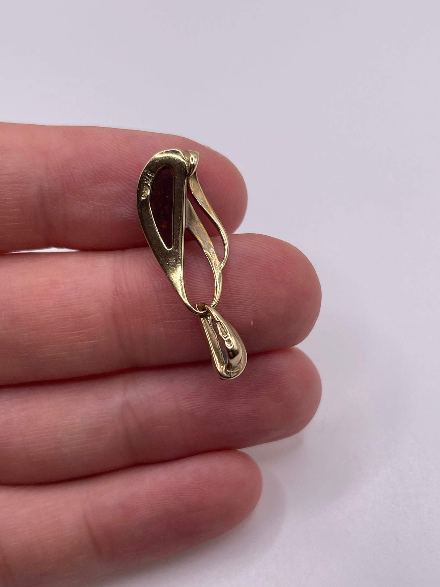 9ct gold amber pendant