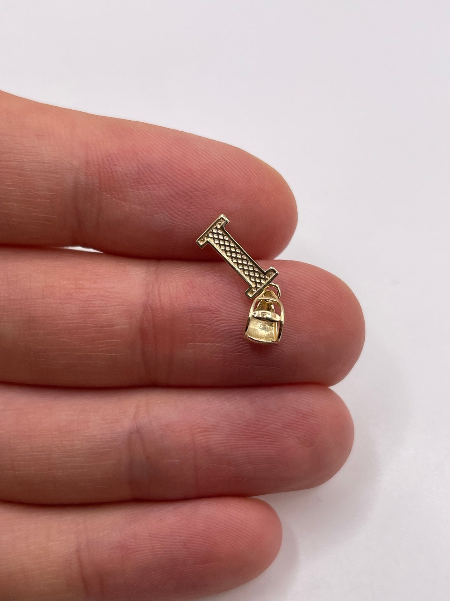9ct gold initial I pendant