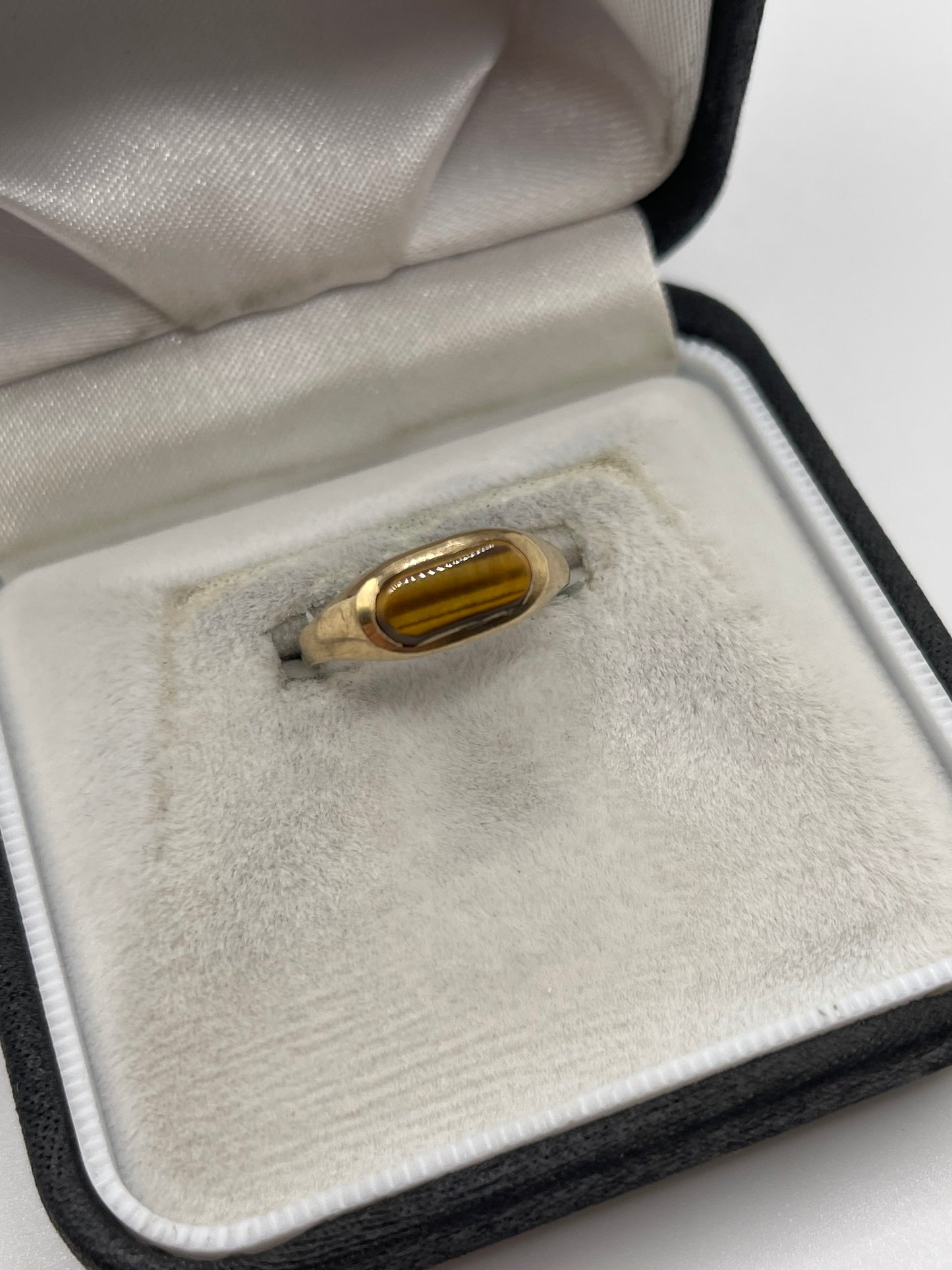 9ct gold tigers eye ring