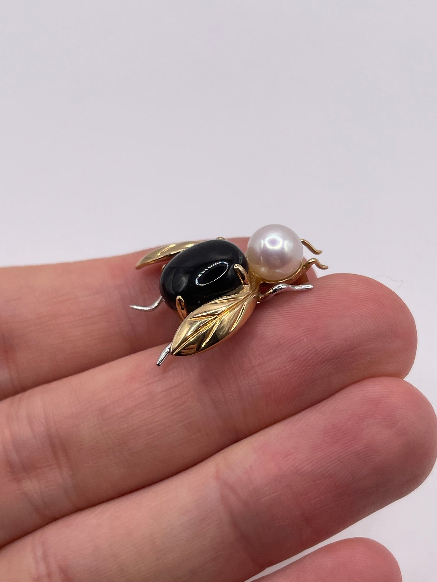 9ct gold onyx and pearl bee brooch