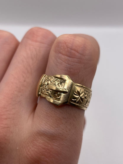 Heavy 9ct gold patterned buckle ring