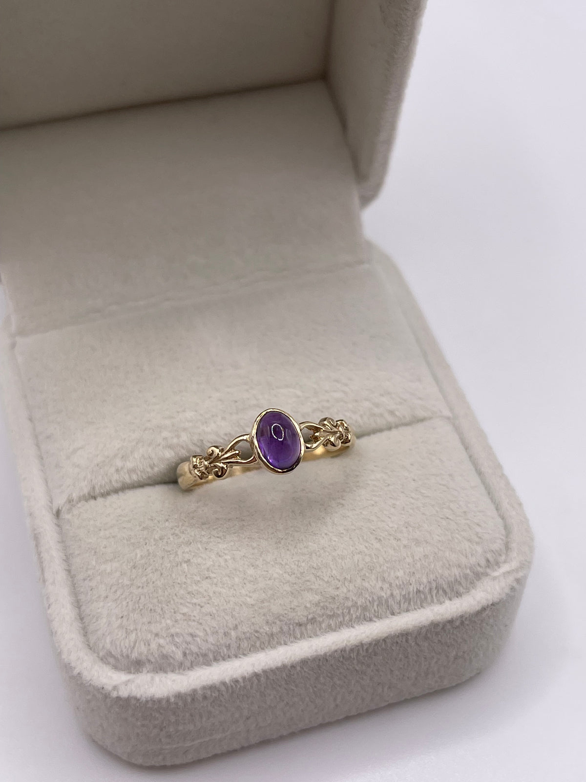 9ct gold cabochon amethyst ring