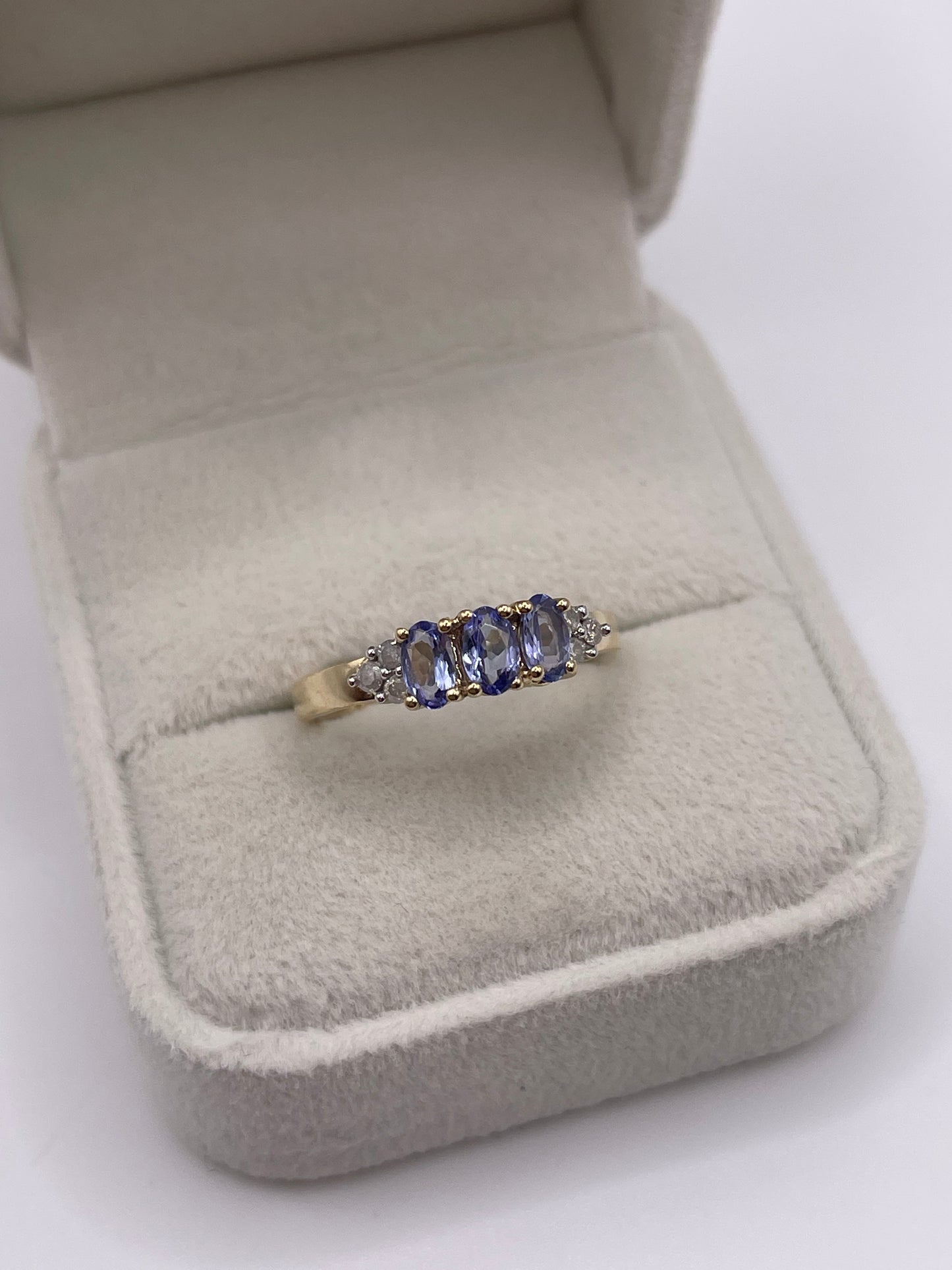 9ct gold tanzanite and diamond ring