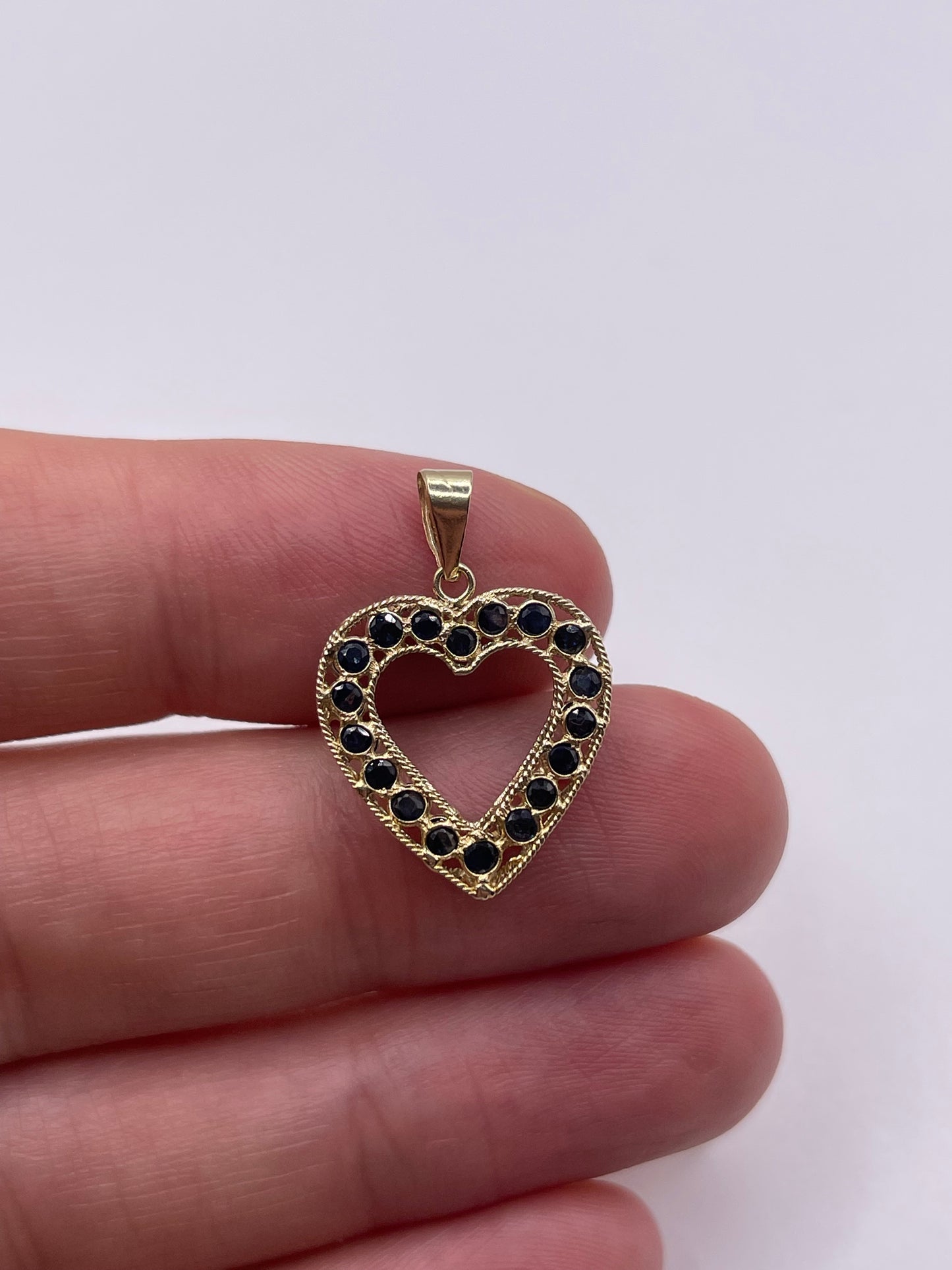 9ct gold sapphire heart pendant