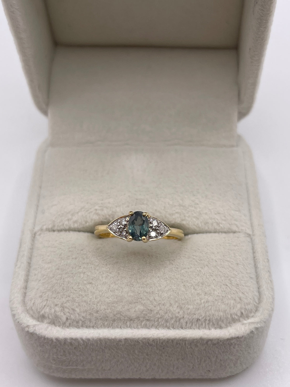 18ct gold alexandrite and diamond ring
